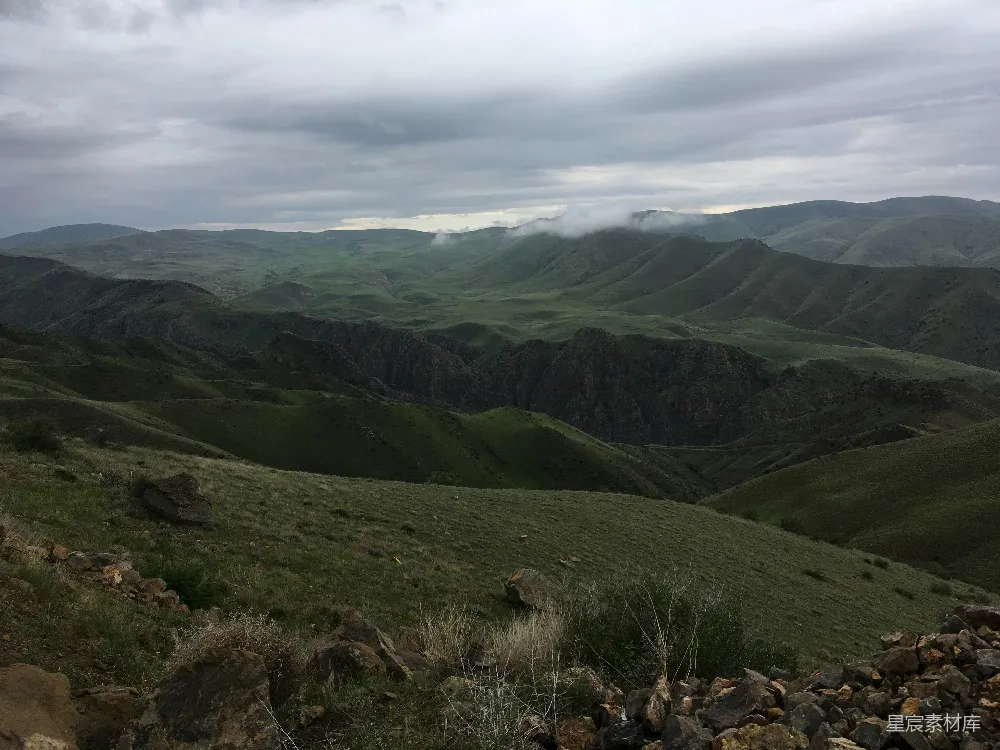 高清摄影  白天的草地和山脉