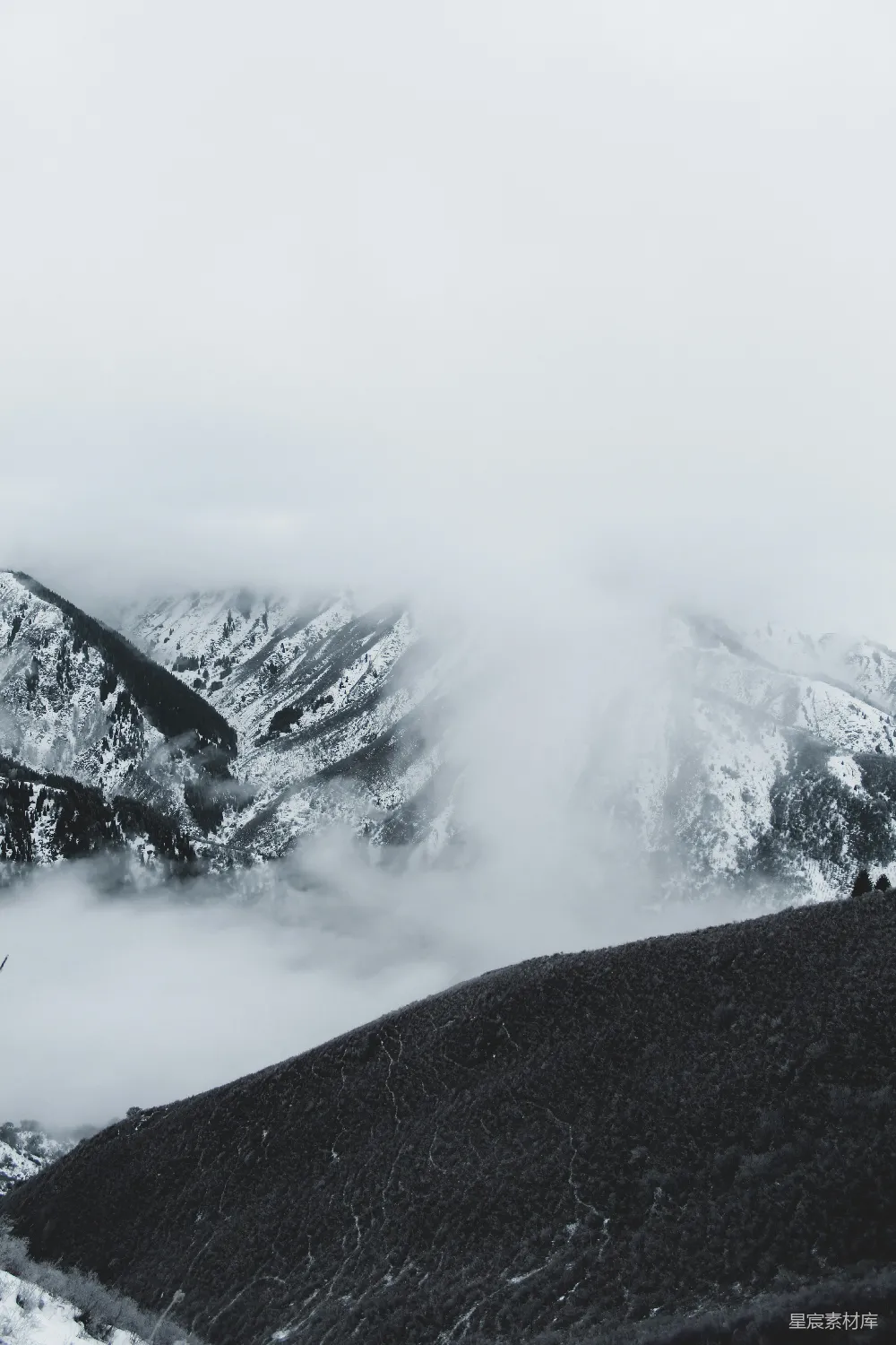 高清摄影  白天覆盖着积雪的山