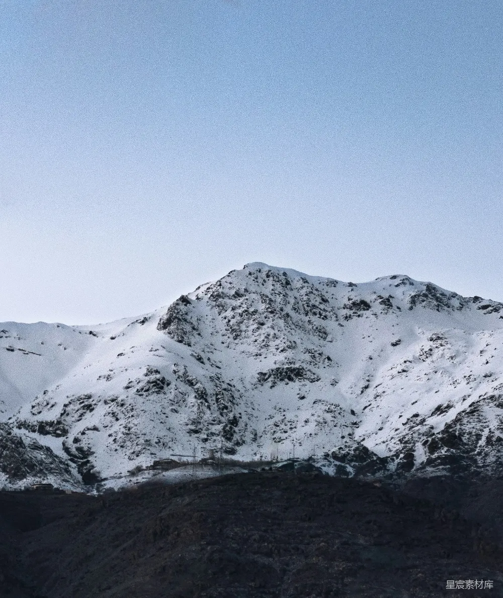 高清摄影  白天被雪覆盖的山脉