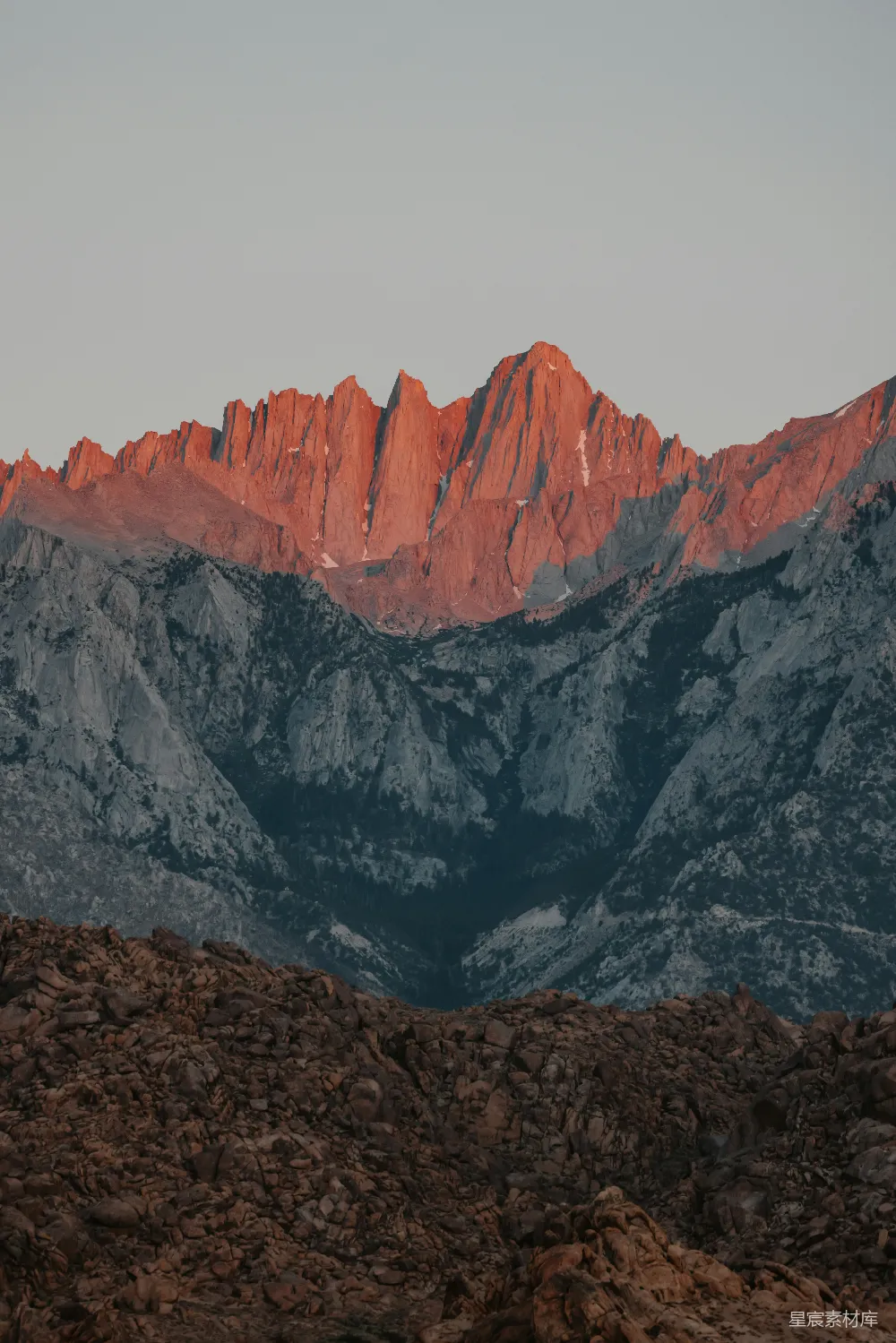 高清摄影  崎岖的山峰被温暖的夕阳照亮。