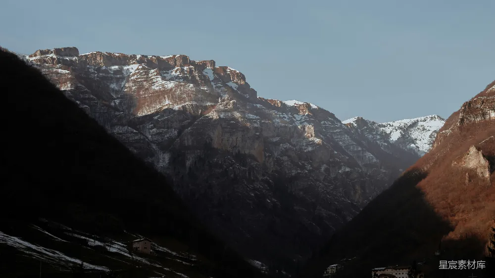 高清摄影 壁纸 自然 山峦被雪和棕色覆盖着。