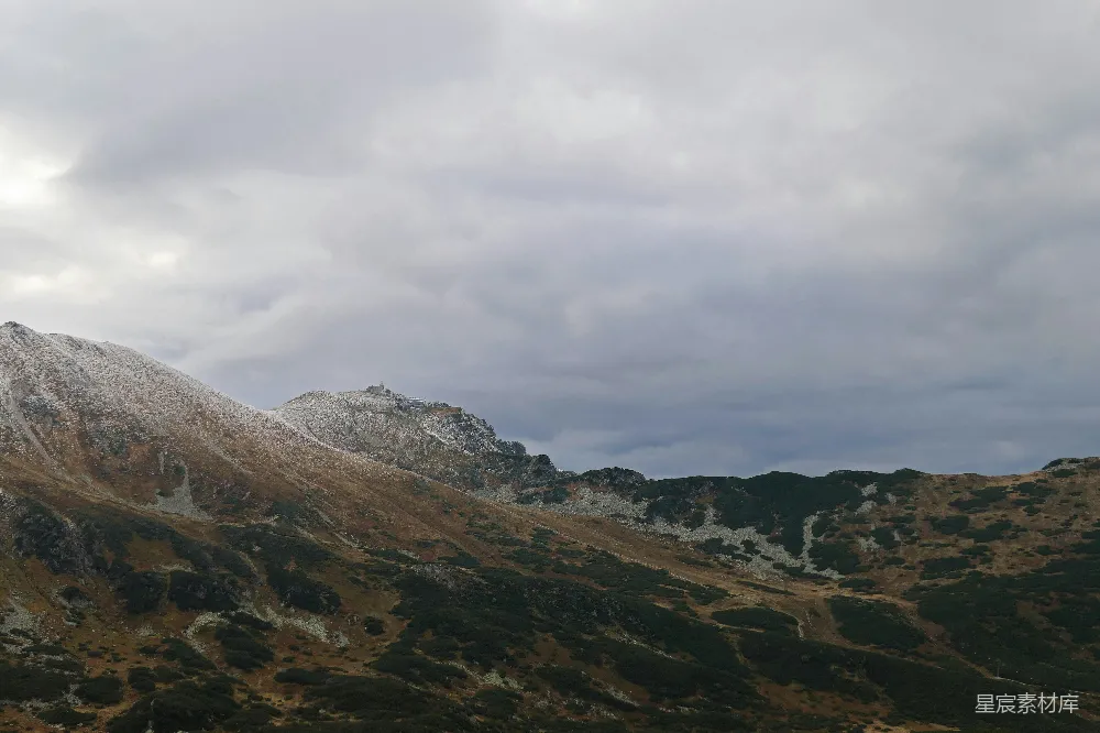 高清摄影 自然 一座山脉的景色，天空中布满了云层。