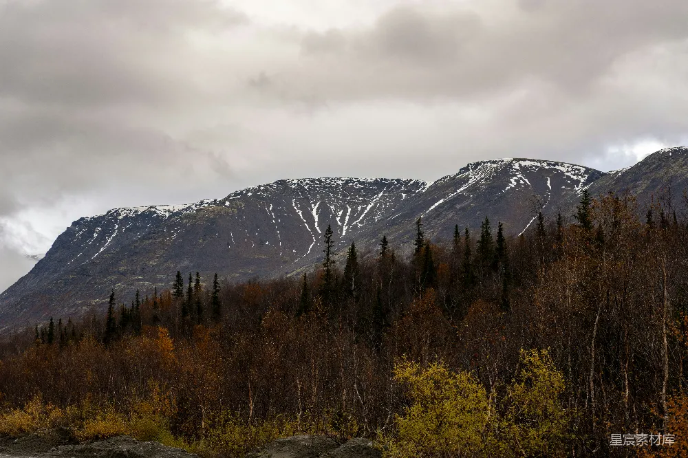 高清摄影  一座山的景象，山顶覆盖着积雪。