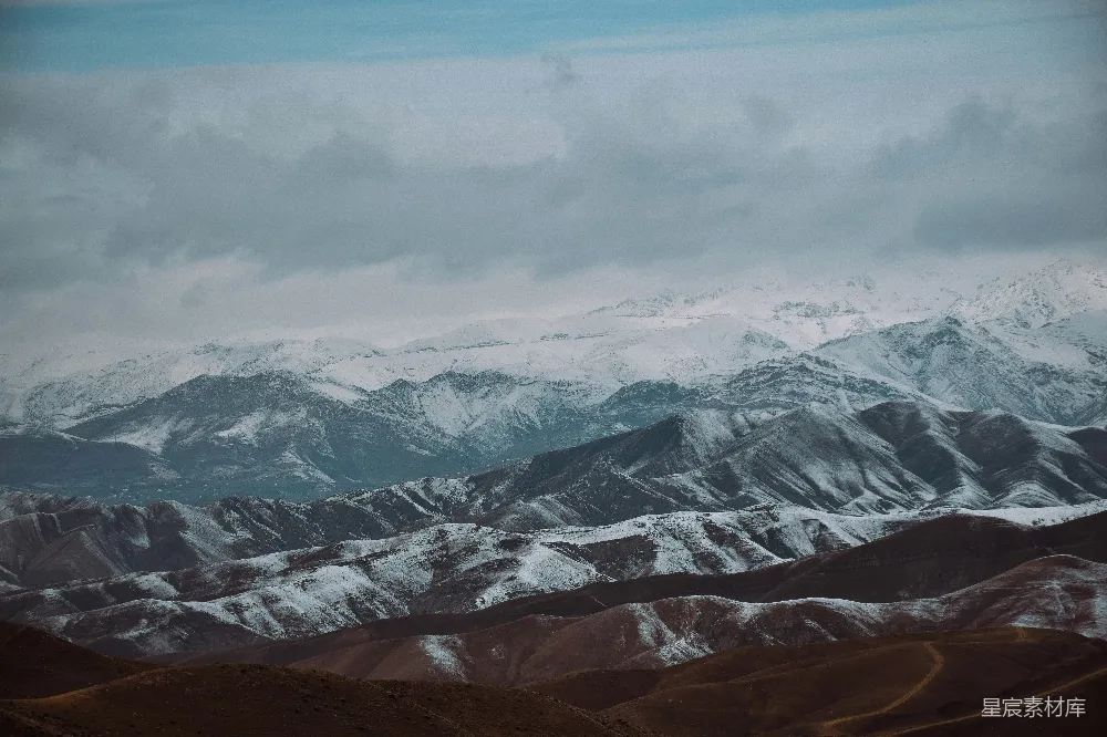 高清摄影 壁纸 一座山脉，背景中是被雪覆盖的山峰。