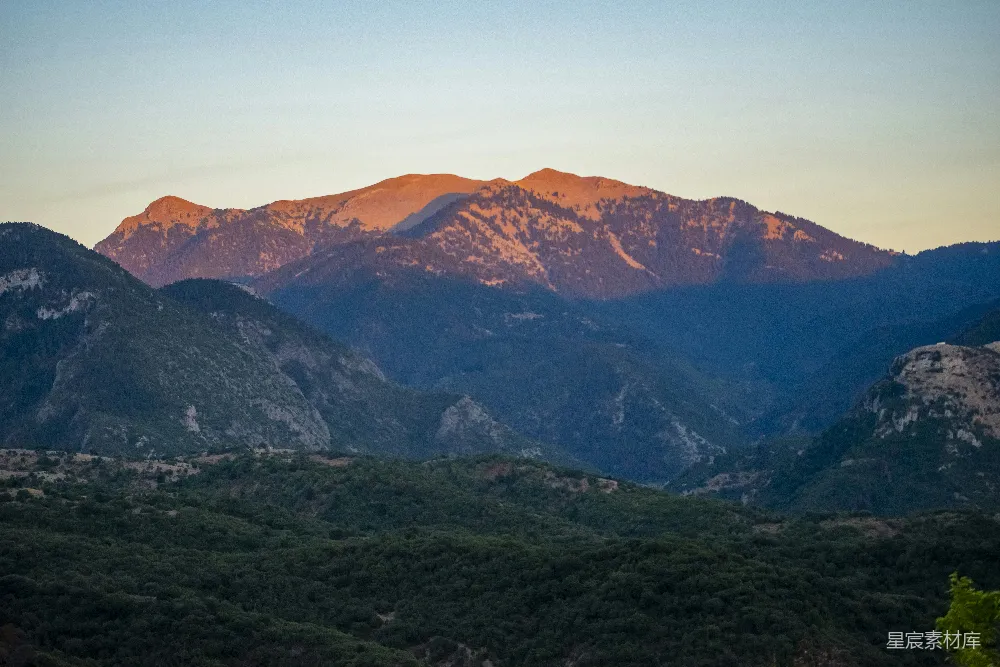 高清摄影 壁纸 自然 旅行 巍峨的山脉沐浴在金色的夕阳光辉中。
