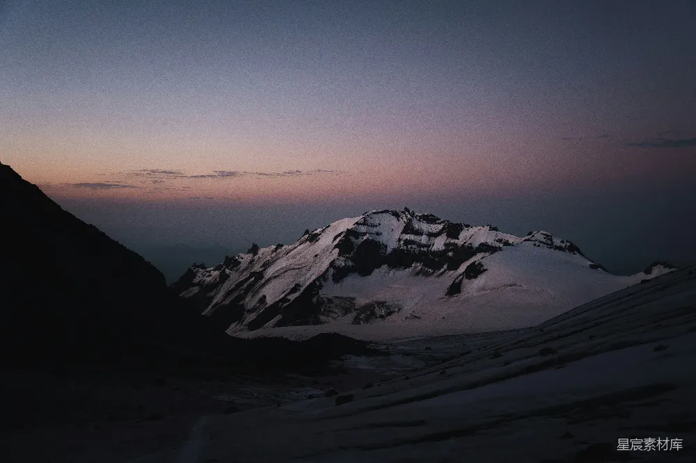 高清摄影 自然 旅行 壁纸 夕阳西下时雪峰的景色