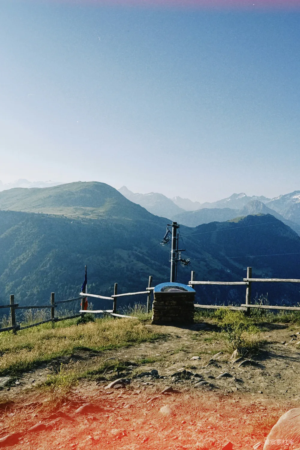 高清摄影  山景，带有围栏和气象站