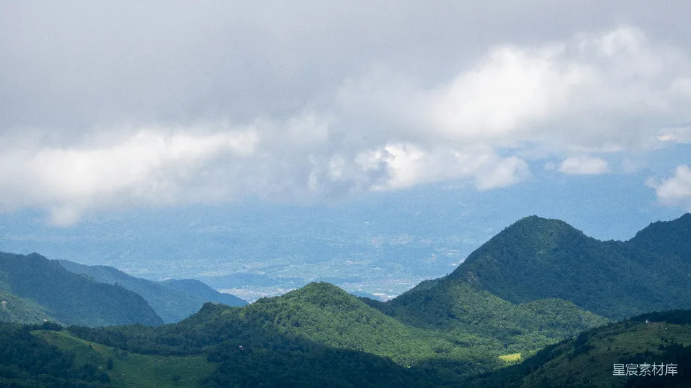 高清摄影  一幅有山丘和树木的风景