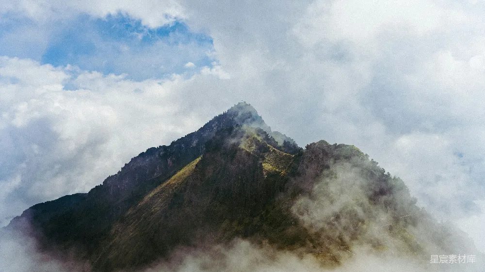 高清摄影 壁纸 云雾缭绕的山峰，蓝天高悬。