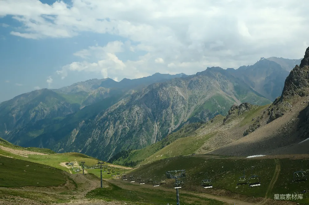 高清摄影  风景如画的山脉景观，绿谷环绕，山峰险峻。