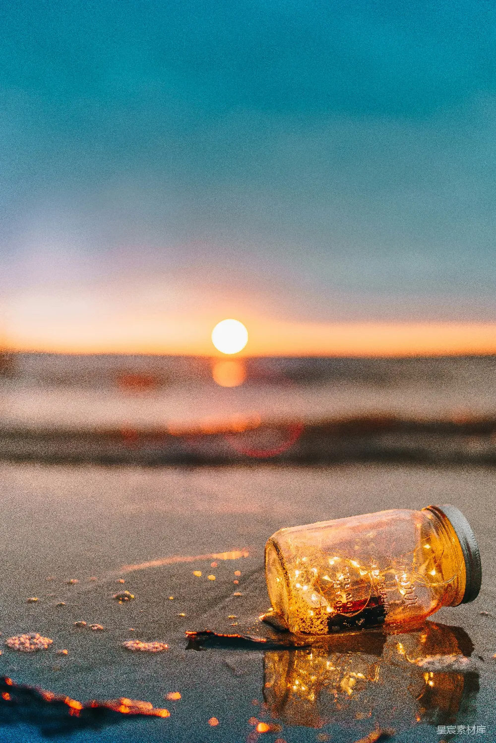 高清摄影 夕阳下的海滩上的清玻璃马琼斯 Jar