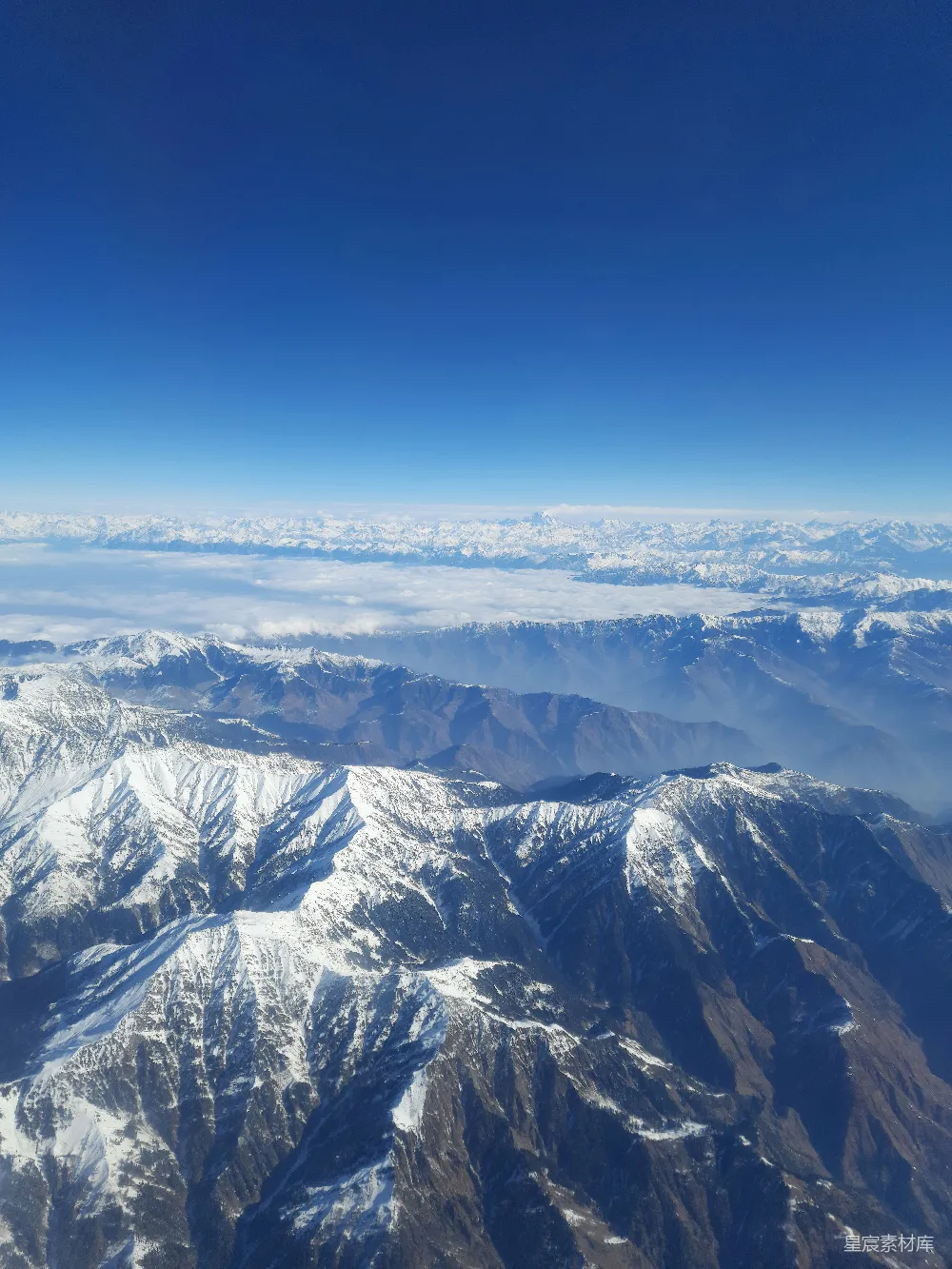 高清摄影 自然 白天时白雪覆盖的山脉的空中俯瞰图