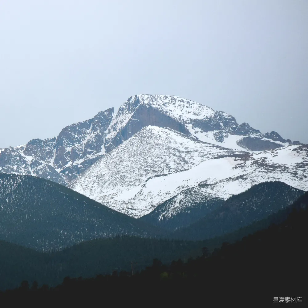 高清摄影 旅行 自然 壁纸 远处覆盖着积雪的山脉