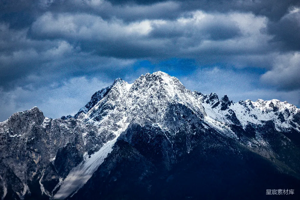 高清摄影  雪山尖顶在变幻莫测的云层中。