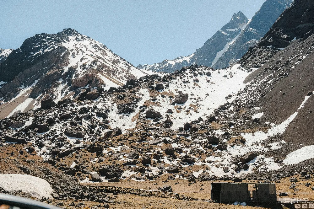 高清摄影  落基山脉的雪景，天空清澈