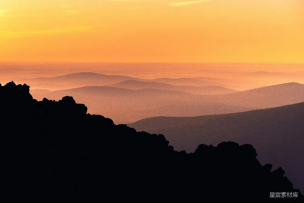 高清摄影  夕阳下山脉的剪影