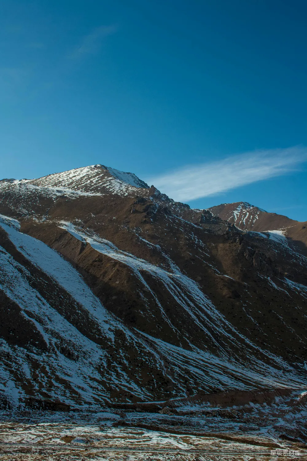 高清摄影  一座雪山和蓝天