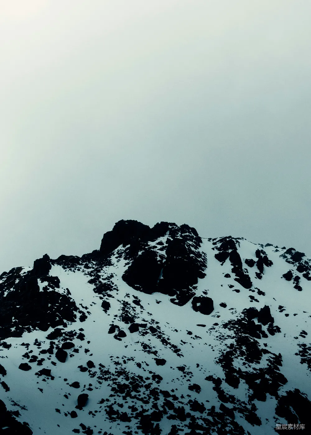 高清摄影  一座覆盖着雪的山峰，背景是天空。