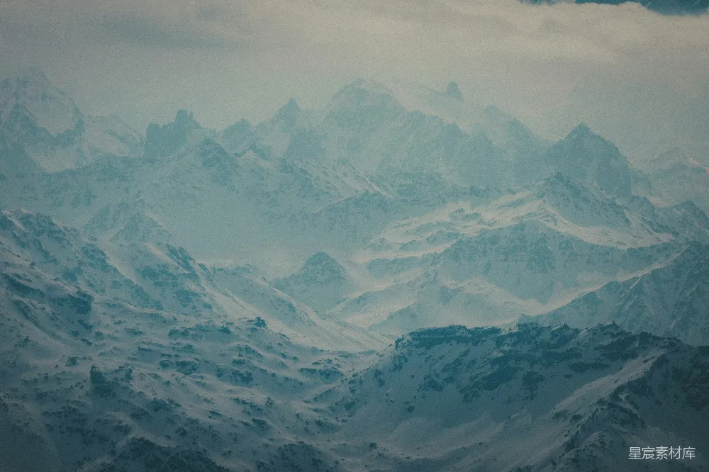 高清摄影 自然 雪山绵延至远方。