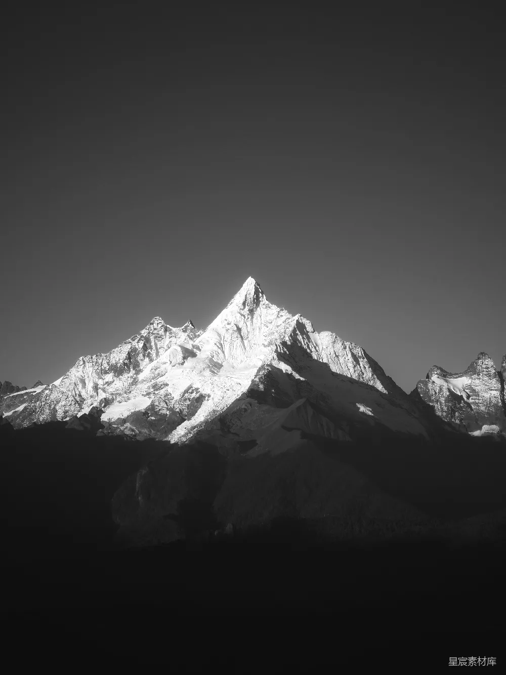 高清摄影  雪山顶峰在阳光下闪耀
