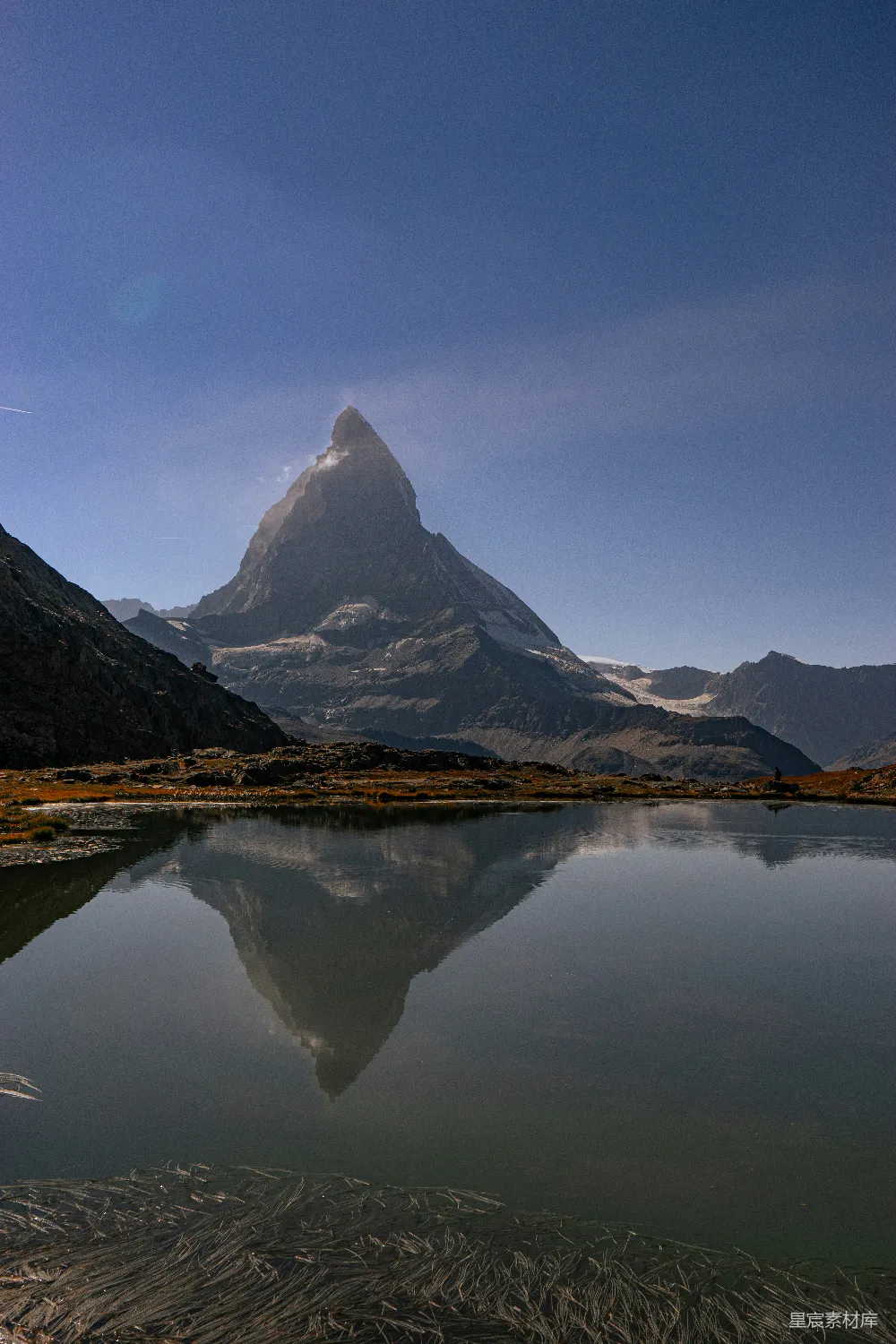 高清摄影 旅行 自然 一座山前有一片湖泊