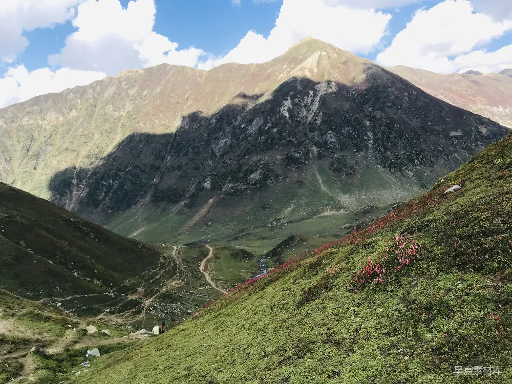 高清摄影  一座山峰下有一条山谷。