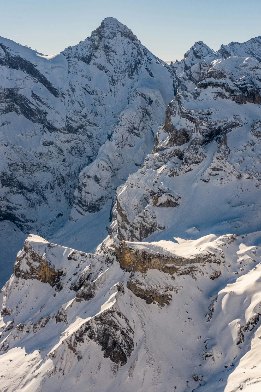 高清摄影  一座雪山，山下有山谷。