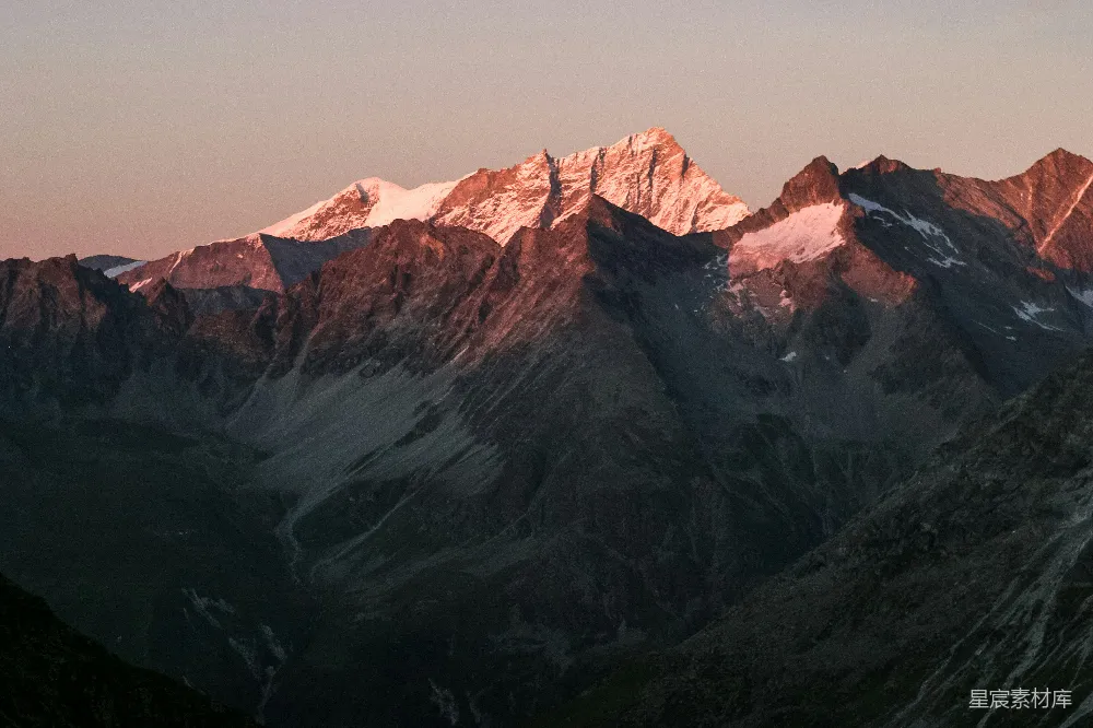 高清摄影  夕阳下的一座山脉的景色