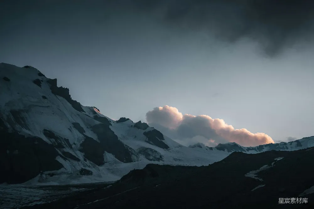高清摄影 旅行 壁纸 自然 一座覆盖着积雪的山在阴云密布的天空下