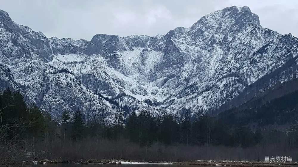 高清摄影  白天被雪覆盖的山脉