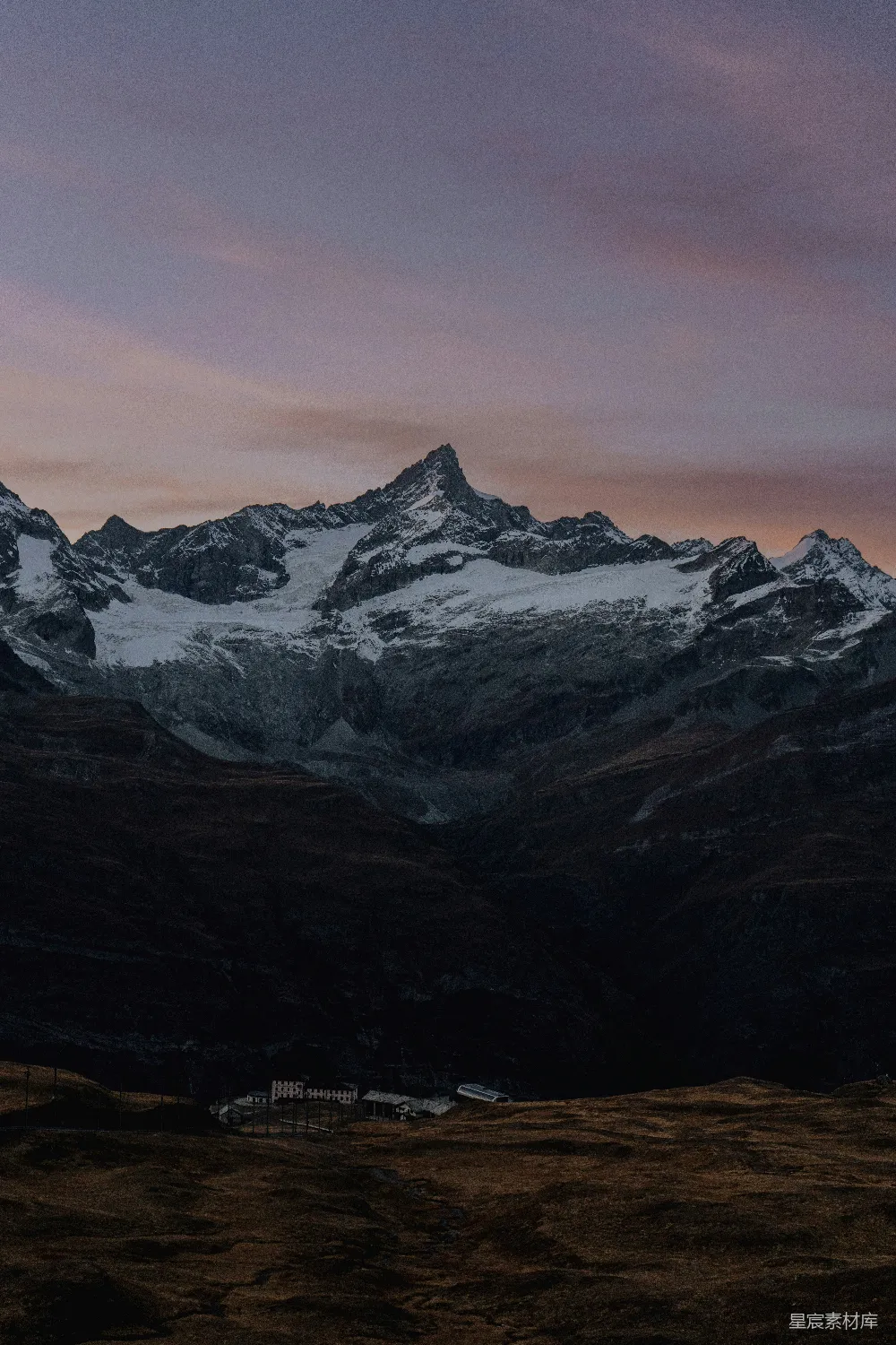 高清摄影 自然 壁纸 一座被雪覆盖的山峰上有座建筑