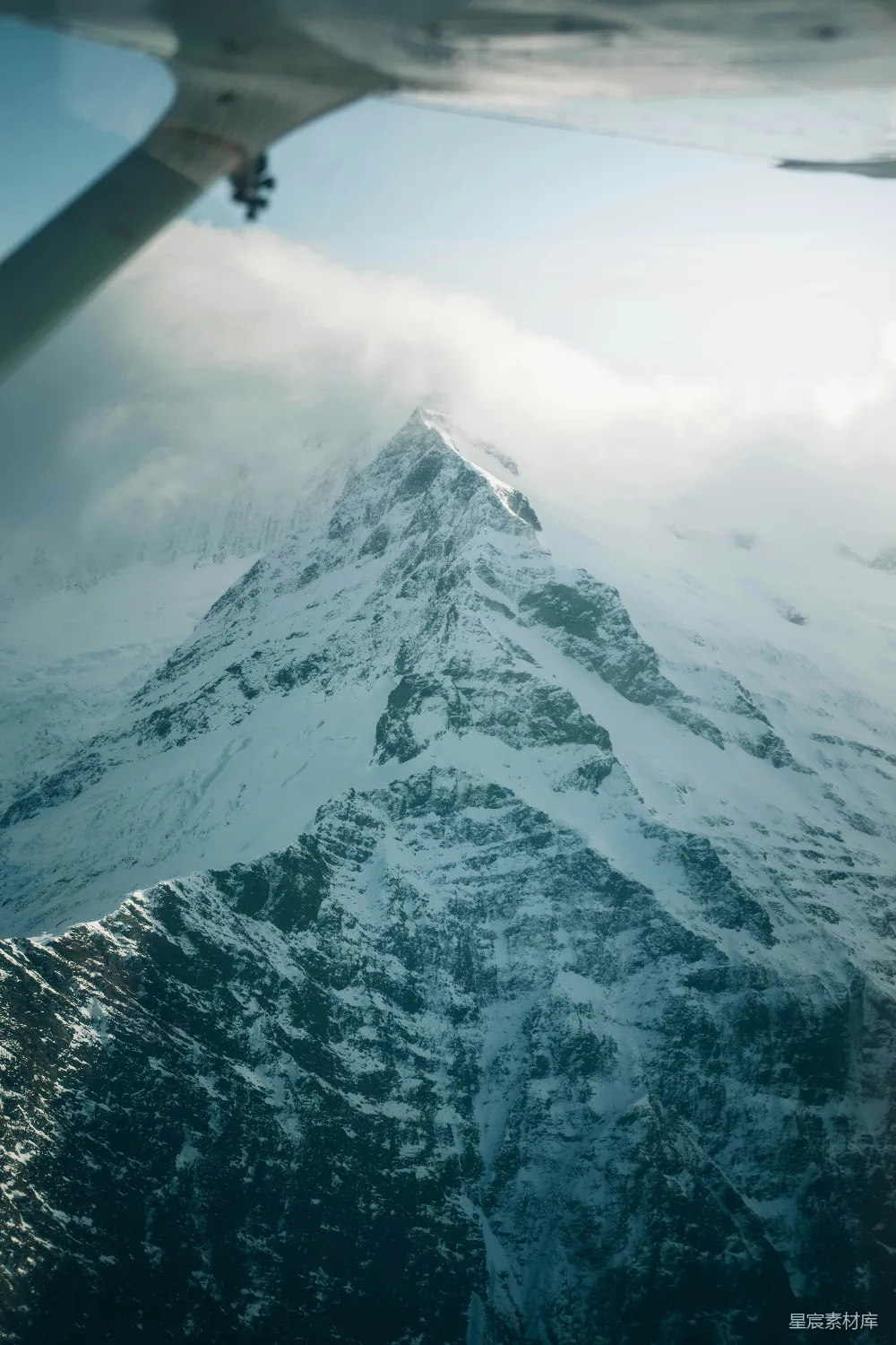 高清摄影 旅行 自然 白天覆盖着雪的山