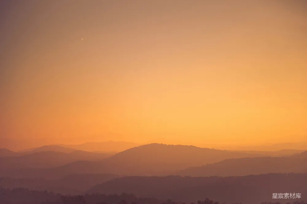 高清摄影  夕阳下的层峦叠嶂，月亮弯弯。