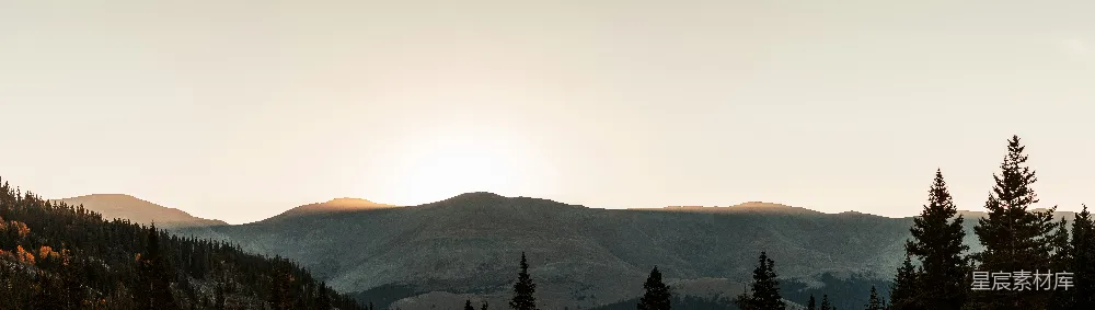 高清摄影  夕阳正挂在山脉之上。