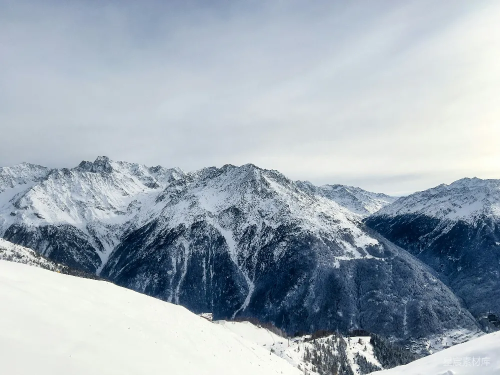 高清摄影  一个男人在雪覆盖的斜坡上滑雪。