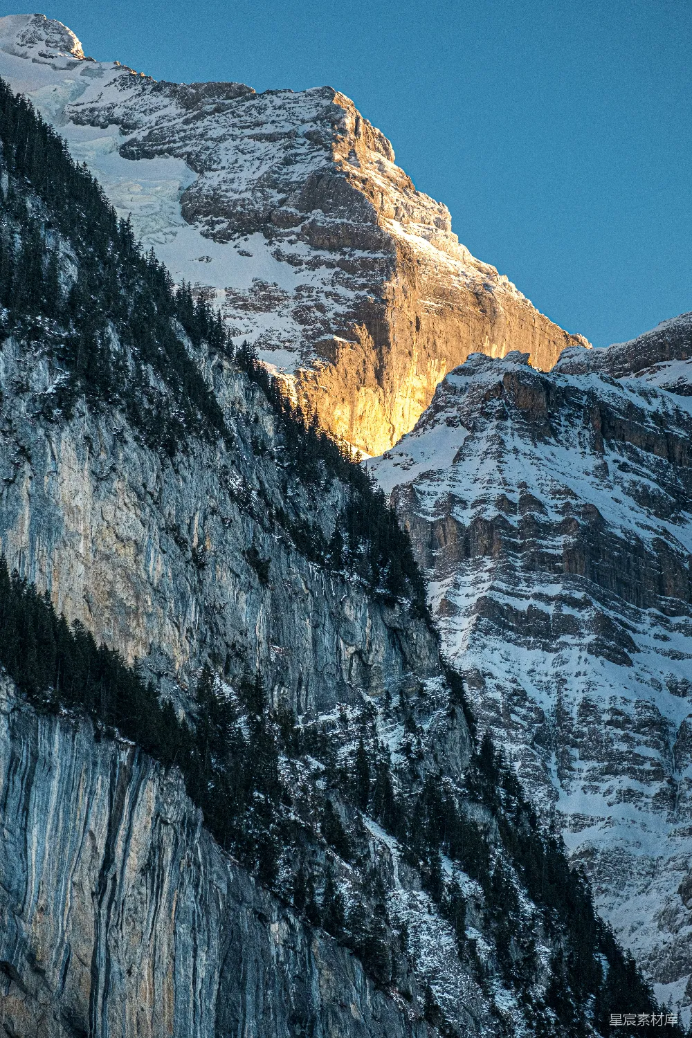 高清摄影  一座雪山，蓝天映衬