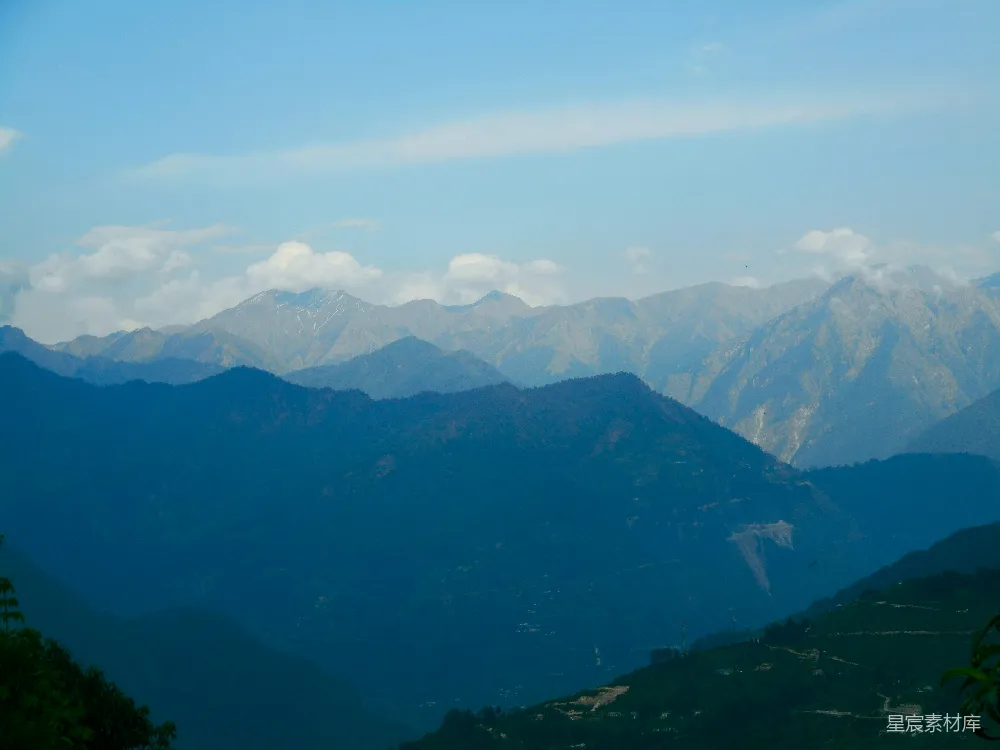高清摄影  层峦叠嶂的山脉在晴朗的蓝天之下