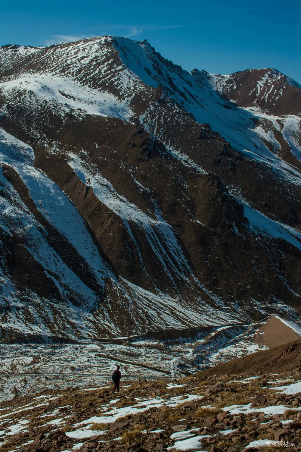 高清摄影  站在雪山上的人