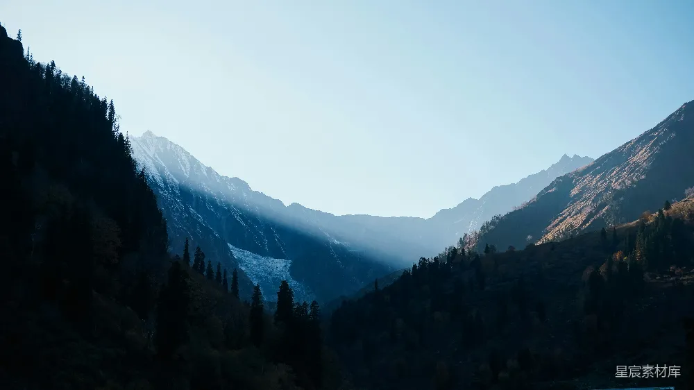 高清摄影 实验性 旅行 自然 壁纸 一座山脉的远景，前景中有湖泊。