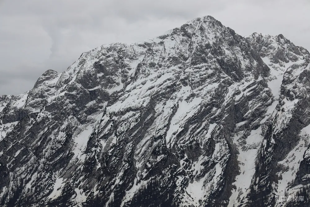 高清摄影  一座被雪覆盖的山