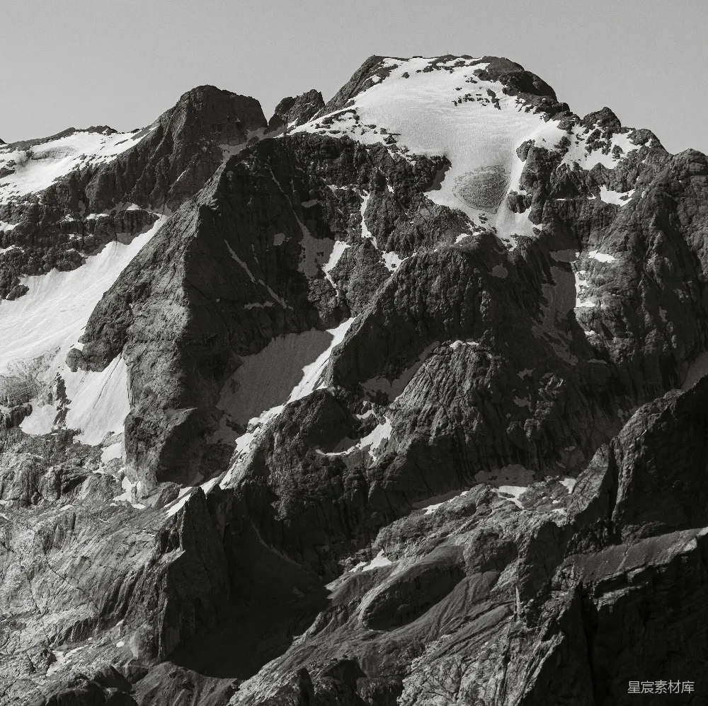 高清摄影  雪山雄伟地矗立在天空之下。