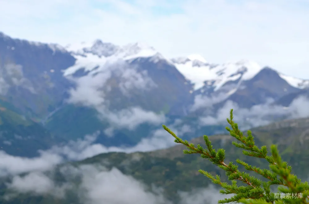 高清摄影  雪山和云的景象