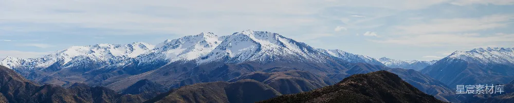 高清摄影  云层密布下白雪覆盖的山峰。