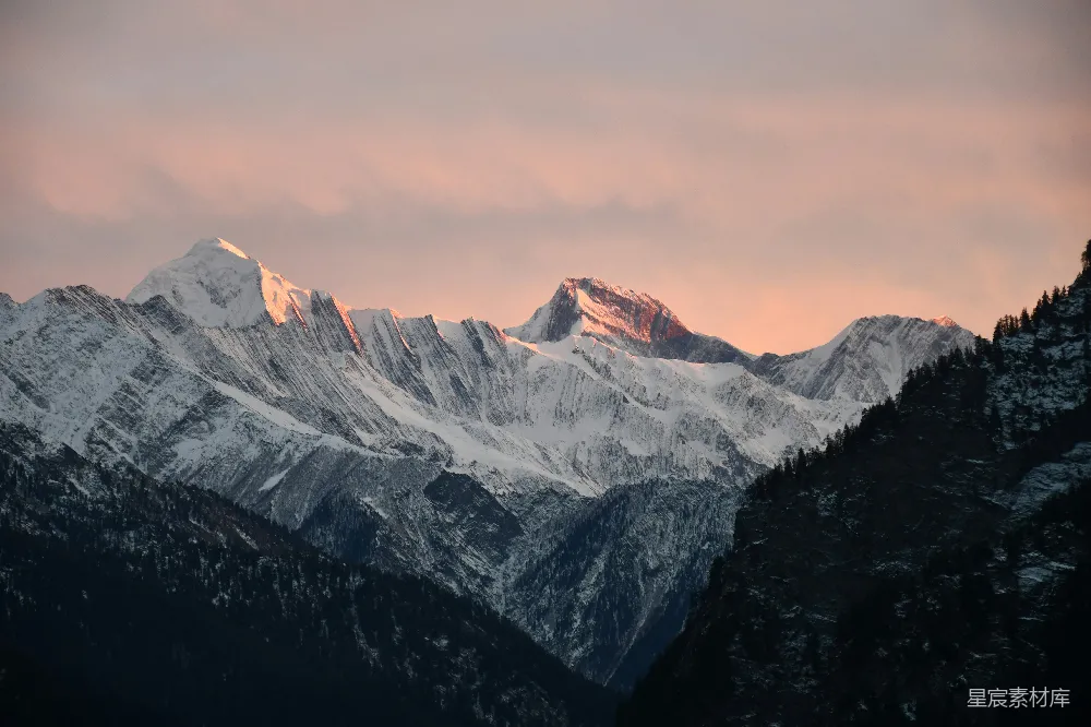 高清摄影  夕阳下的一片山脉景色