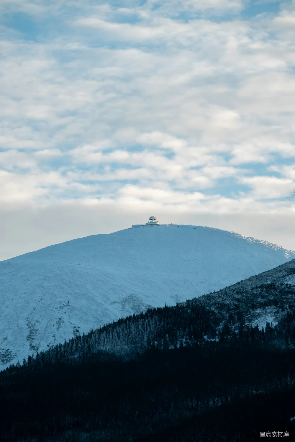 高清摄影  被白雪覆盖的山峰，在蓝云下的天空中