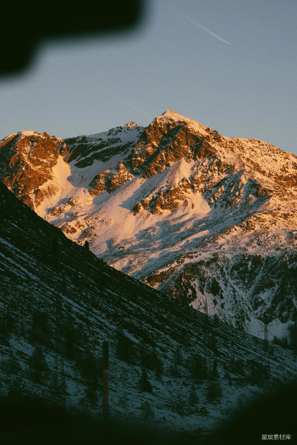 高清摄影  被金色阳光照亮的积雪覆盖的山峰
