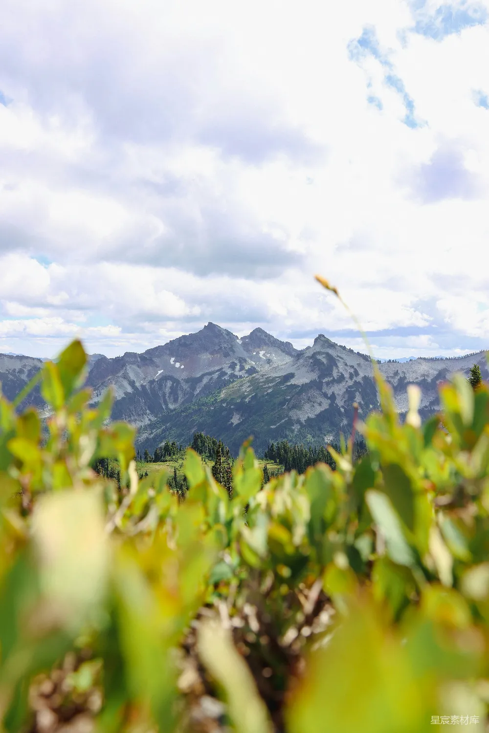 高清摄影  从一片田野上看山峦的景色