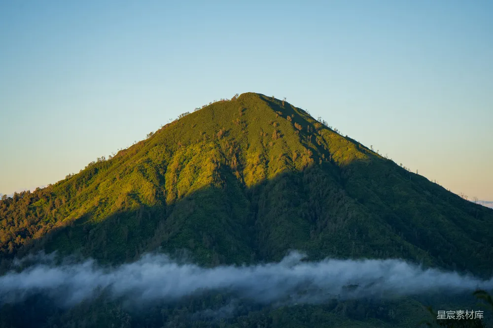 高清摄影  一座非常高的山峰，前面有一些云。