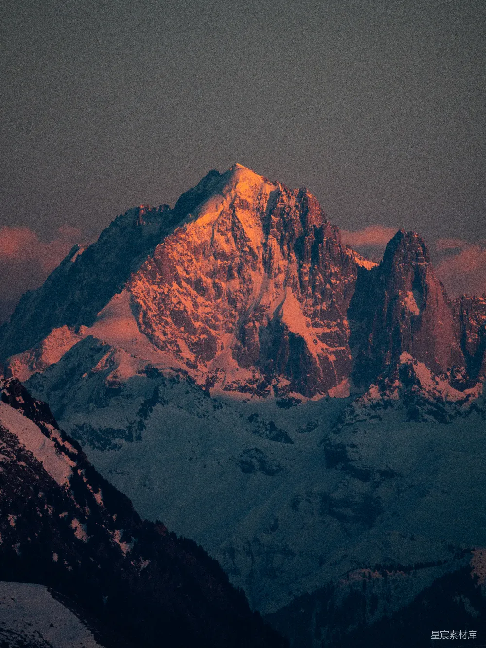 高清摄影  被金色夕阳照亮的雪山峰顶