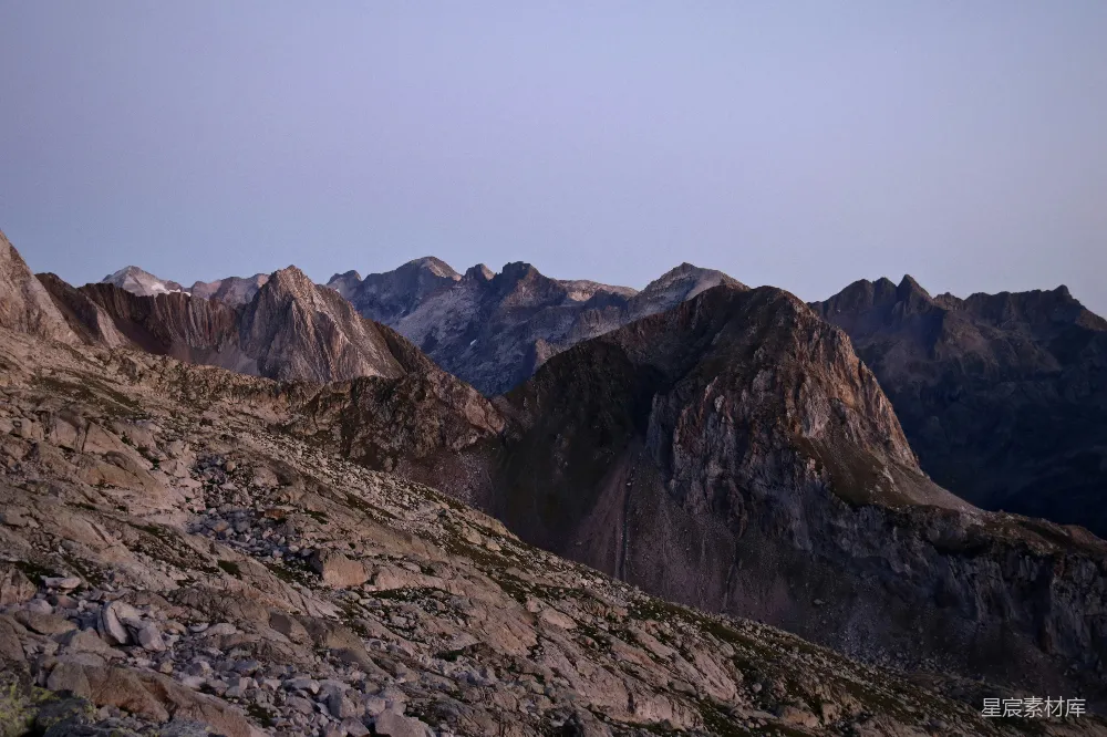 高清摄影 旅行 自然 壁纸 一座岩石山脉